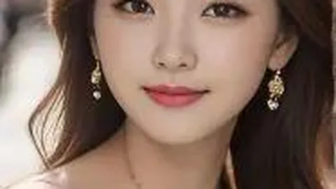 张柏芝脚踝肿胀严重，需借助拐杖行走